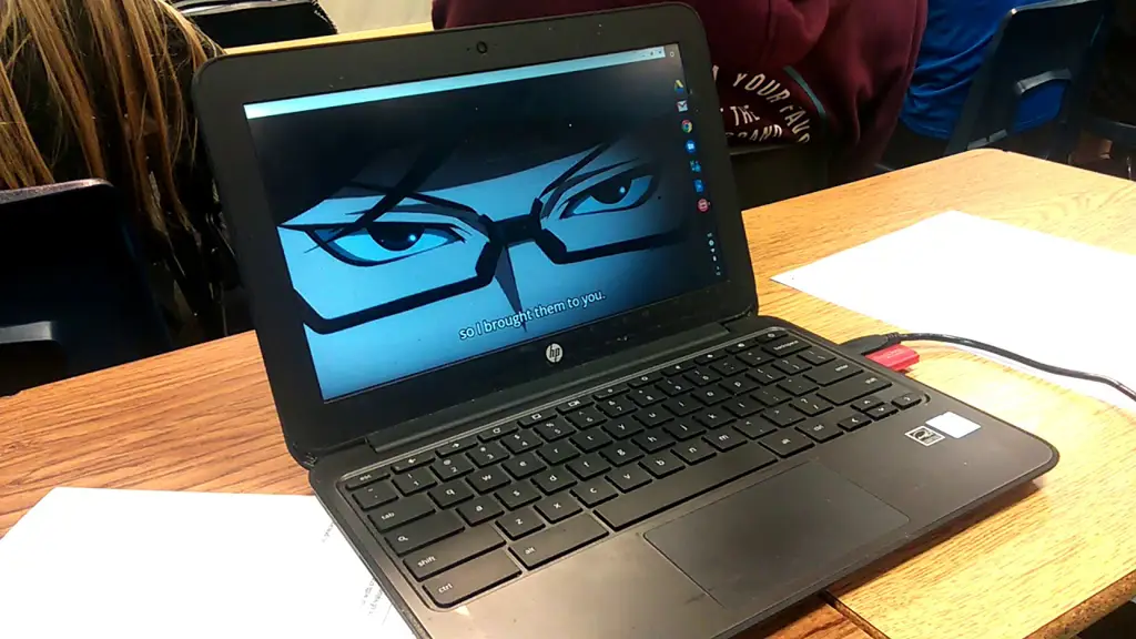 Nikmati Anime Kapan Saja dan Dimanapun Seseorang menonton anime di laptop