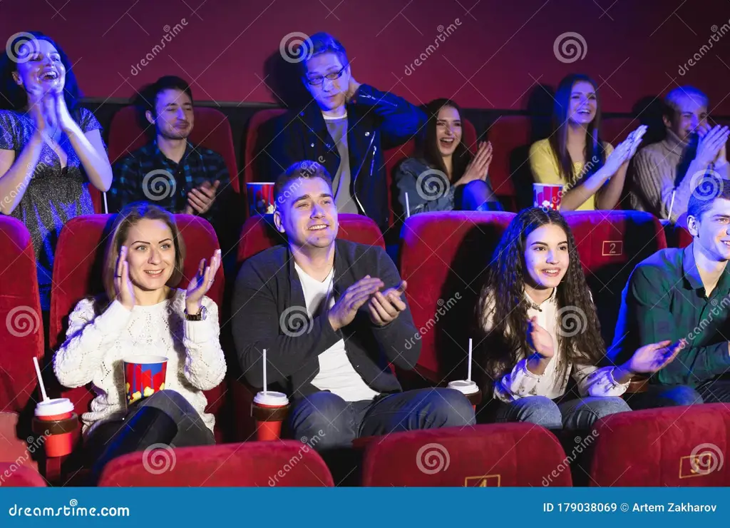Menikmati Film Gambar penonton bioskop yang gembira